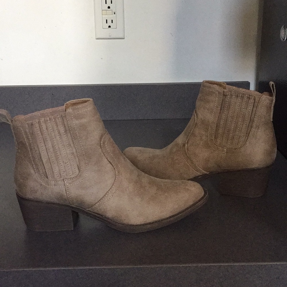 ✨PRICE DROP!✨ NEW Volatile Beige Suede Booties!